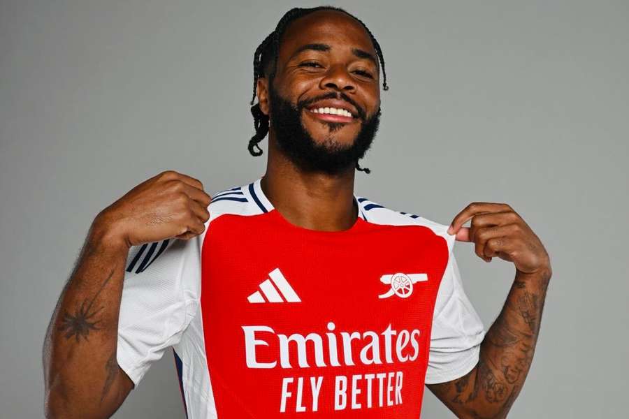 Sterling assinou pelo Arsenal