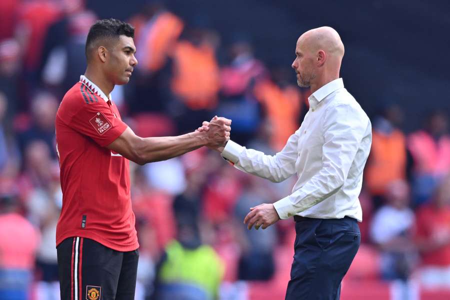 Erik ten Hag (R) pociesza brazylijskiego pomocnika Manchesteru United Casemiro (L) na boisku po finale Pucharu Anglii.