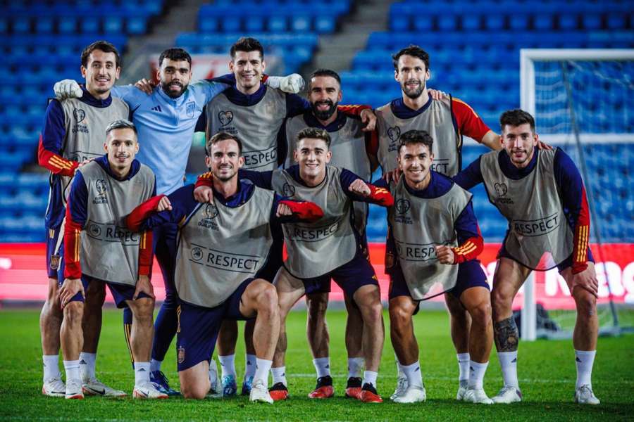 Jogadores espanhóis após a sessão de treino de sábado em Oslo.