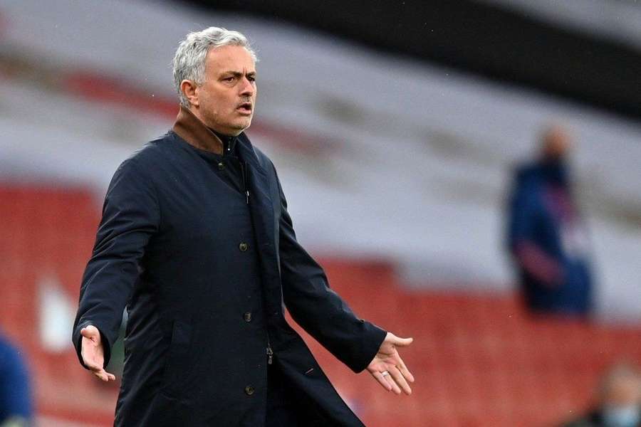 José Mourinho tem mais um ano de contrato com a Roma