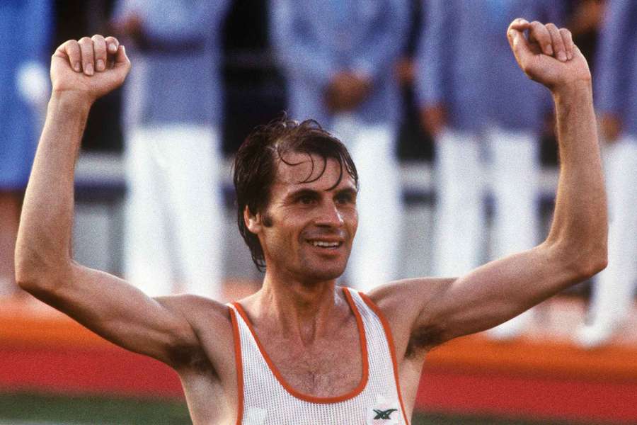 Carlos Lopes celebra a medalha de ouro em nos Jogos de 1984