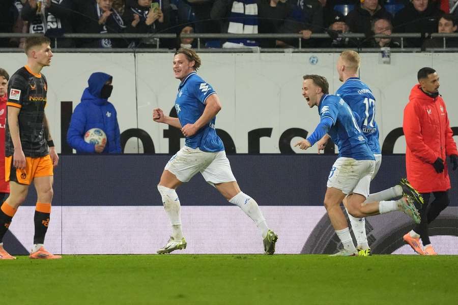 Fynn Lakenmacher (l.) lässt sich für den Treffer zum 2:0 feiern