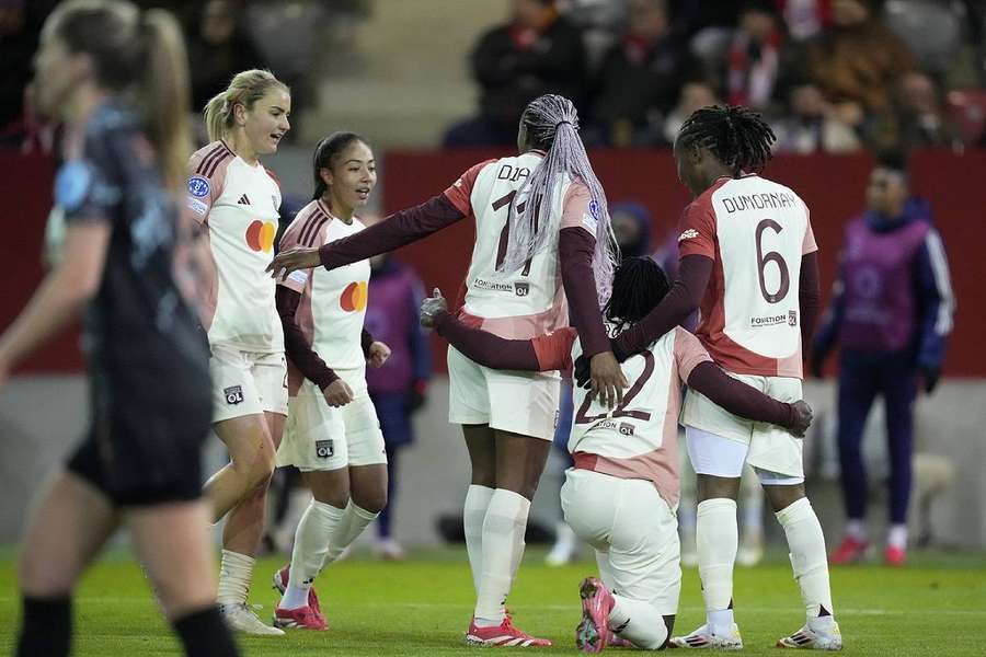 Tabitha Chawinga célébrant l'ouverture du score lors de Bayern-OL.
