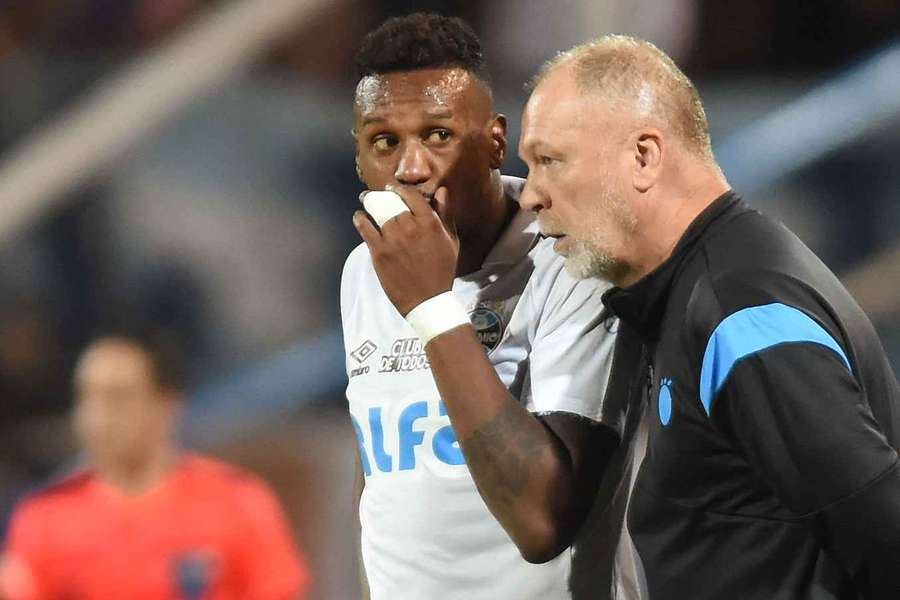 Mano orienta Edenílson, autor do primeiro gol do jogo
