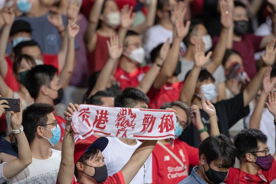 Suporteri la un meci de fotbal din Hong Kong