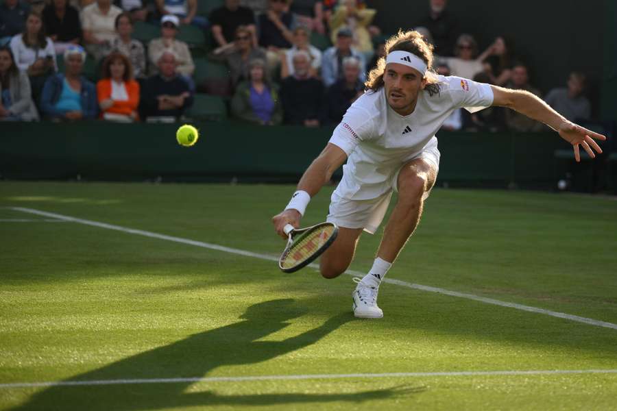 Stefanos Tsitsipas devolve a bola a Dominic Thiem