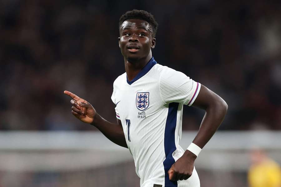 Saka voltou de lesão, marcou e se tornou o jogador do Arsenal com mais gols pela seleção inglesa
