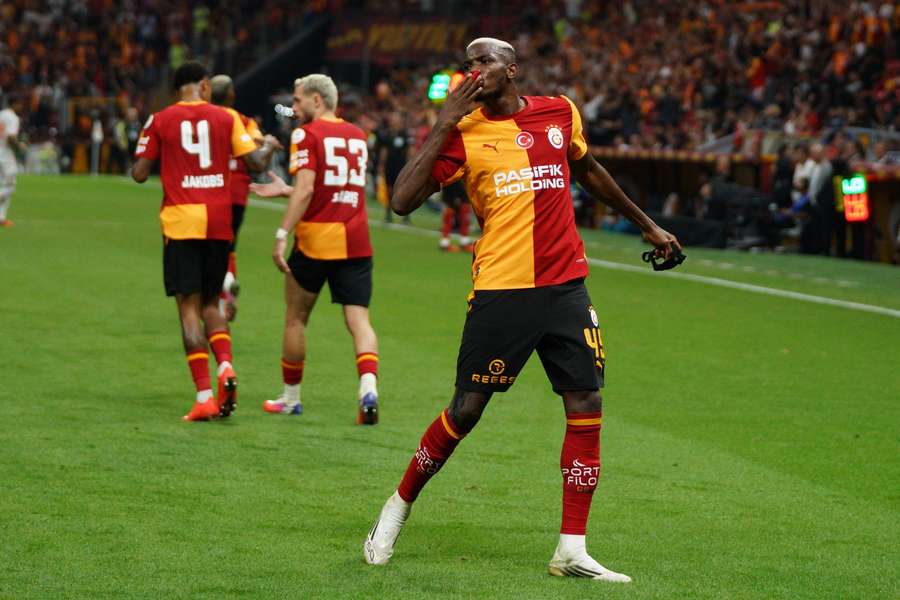 Osimhen fez o terceiro golo do Galatasaray, de penálti Osimhen fez o terceiro golo do Galatasaray, de penálti