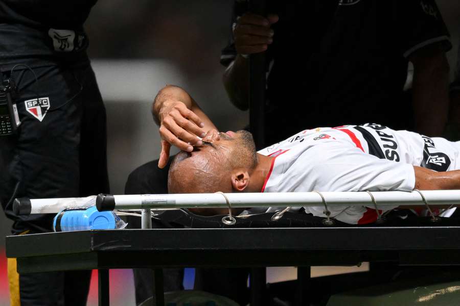 O meia se machucou na Arena MRV