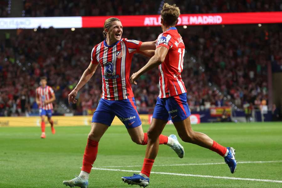 Conor Gallagher celebra con Marcos Llorente su gol ante el Valencia