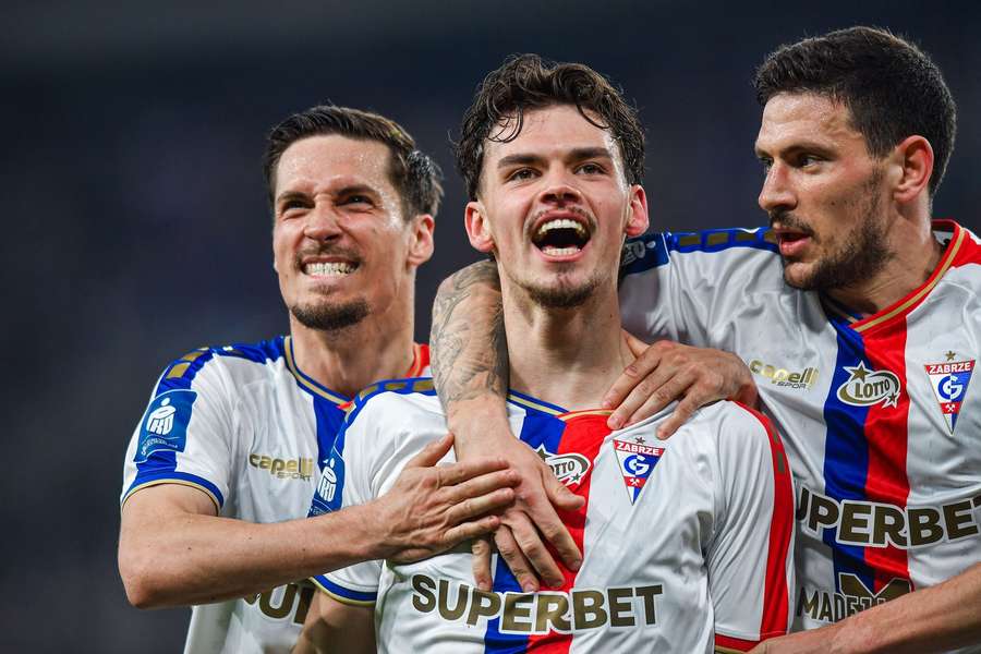 Zleva Lukáš Sadílek a Lukáš Ambros pomohli svými góly Górniku k výhře nad Rakówem.