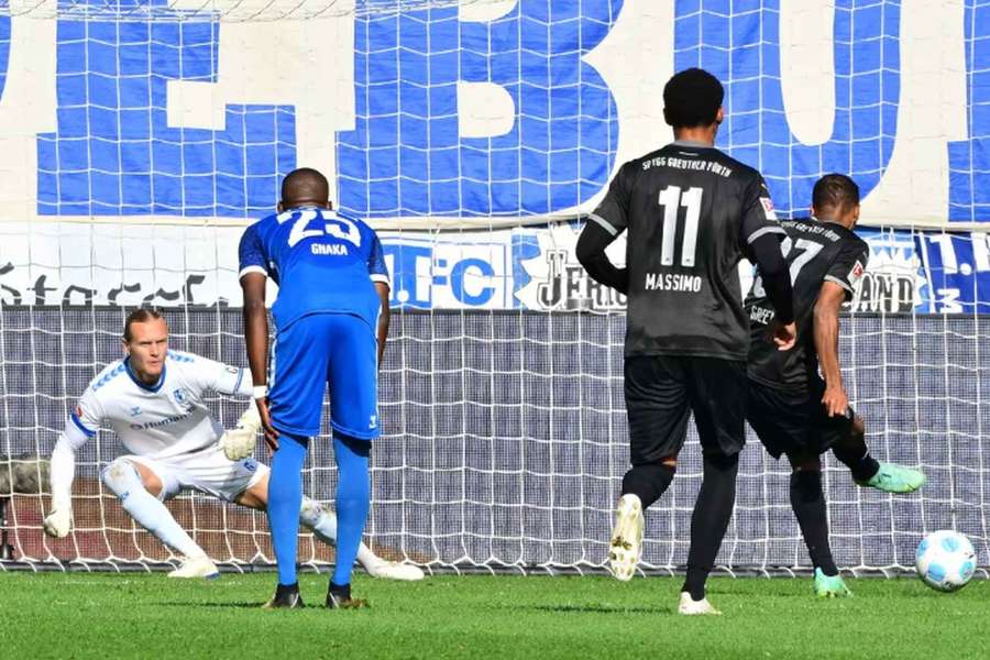 Julian Green překonává z penalty brankáře Magdeburgu.