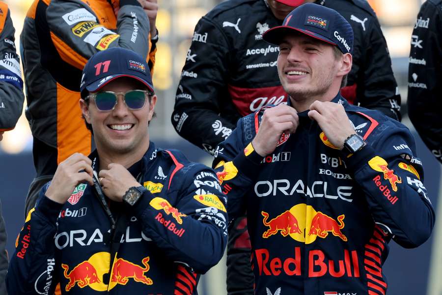 Max Verstappen en Sergio Pérez voorafgaand aan de eerste GP van het seizoen in Bahrein op 5 maart 2023