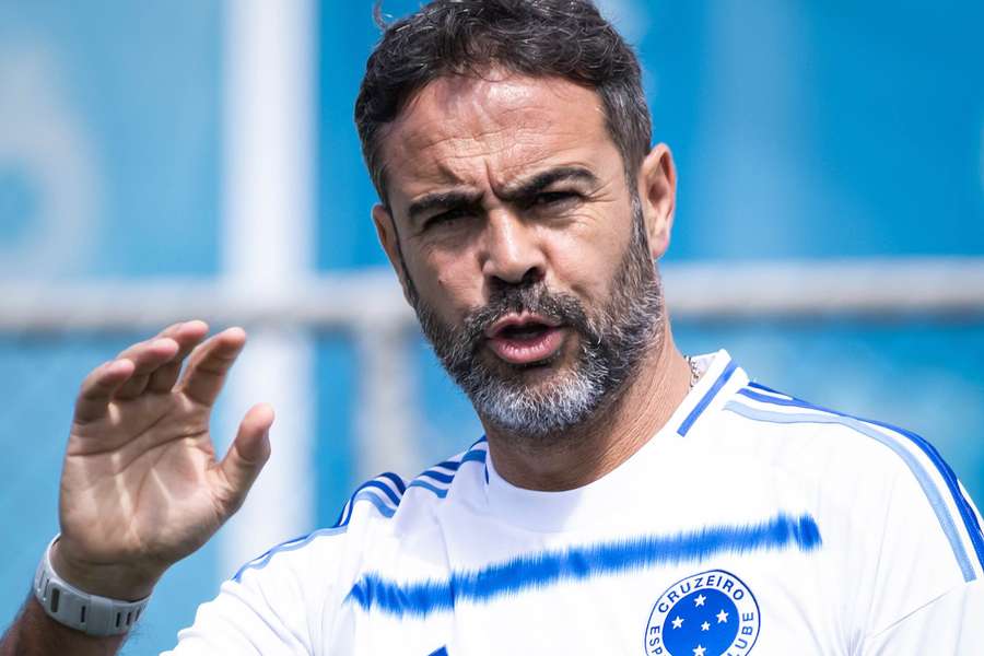 Artur Jorge fará sua estreia no comando do Cruzeiro nesta quarta-feira, dia 1 de abril