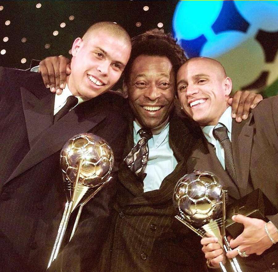 In this file photo taken on January 12, 1998 Brazilian soccer players Ronaldo (L) and Roberto Carlos (R) joke with Pele