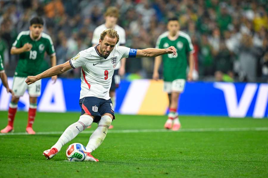 Harry Kane lanza el penalti que le dio el tercer gol a Inglaterra frente a México Harry Kane lanza el penalti que le dio el tercer gol a Inglaterra frente a México