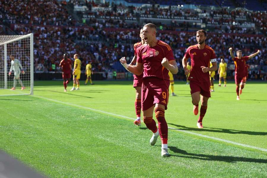 Artem Dovbyk exulta depois de marcar um golo