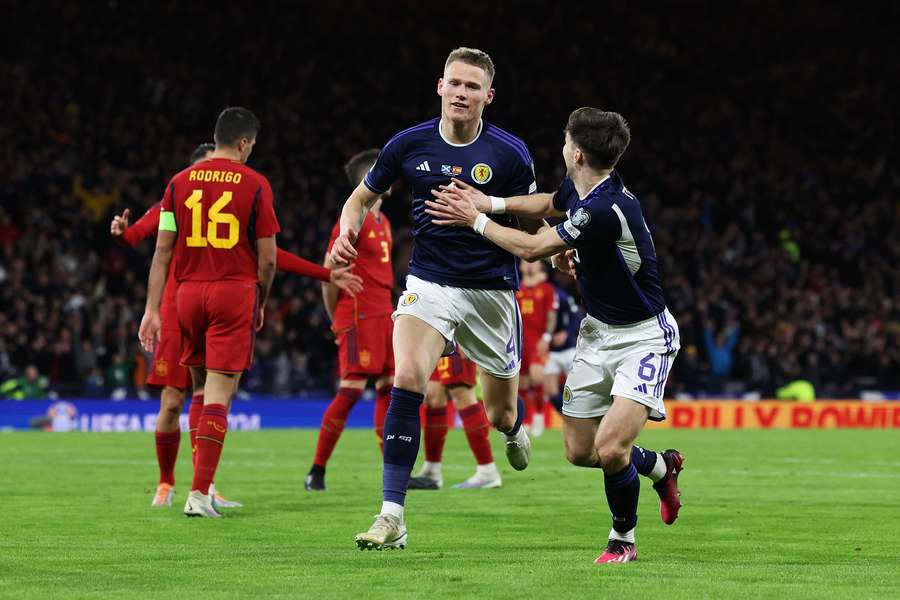 Hráči Skotska se radují z gólu proti Španělsku.