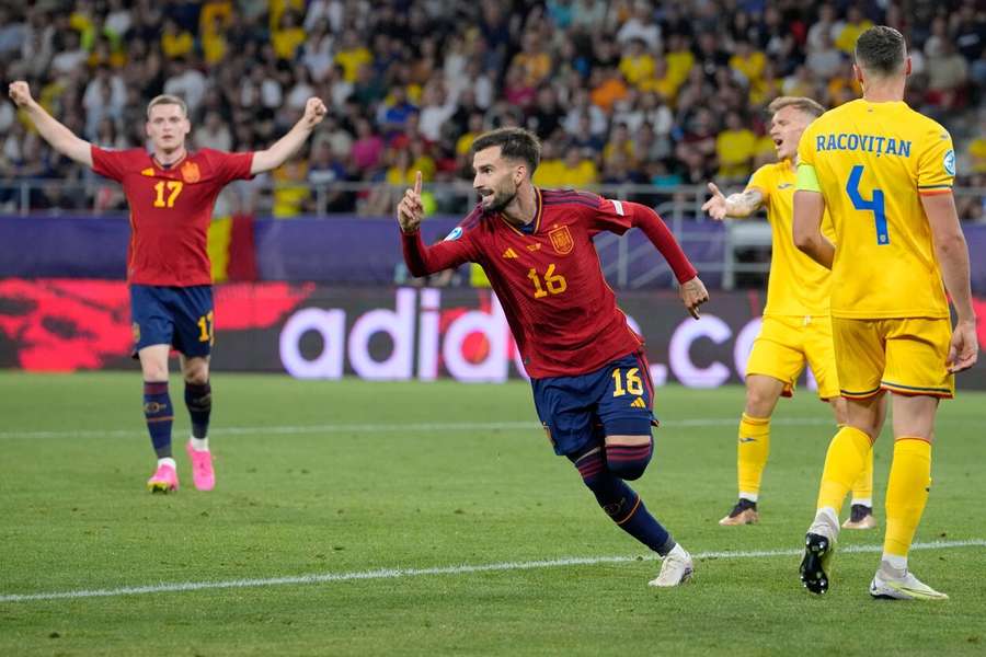 Álex Baena comemora o primeiro golo de Espanha contra a Roménia
