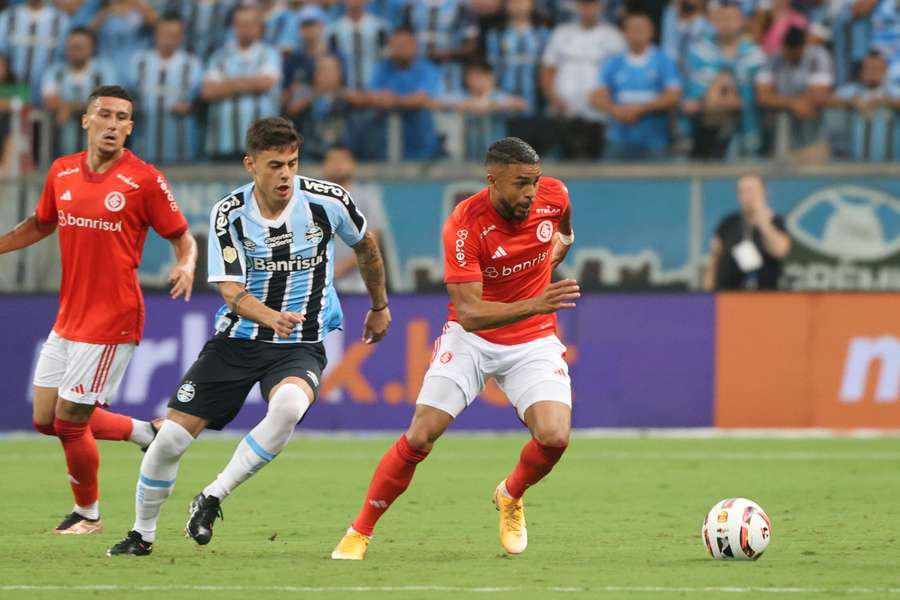 Rivais chegam para o clássico em momentos distintos no Brasileirão