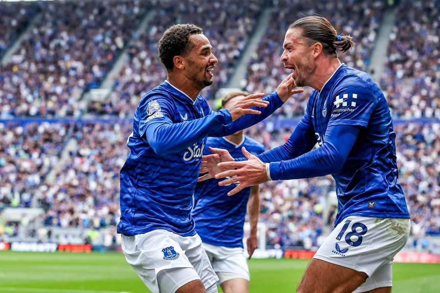 Grealish oslavuje prvý gól s Ndiayem.