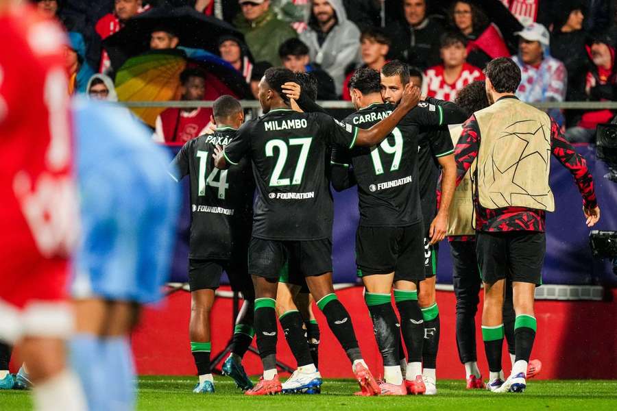 Feyenoord won met 2-3 van Girona in een knotsgek duel 