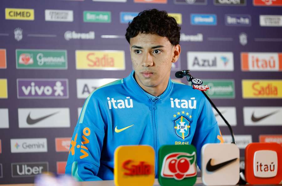 Gabriel Bontempo em entrevista coletiva na Austrália Gabriel Bontempo em entrevista coletiva na Austrália