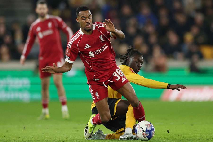 Ryan Gravenberch renova pelo Liverpool