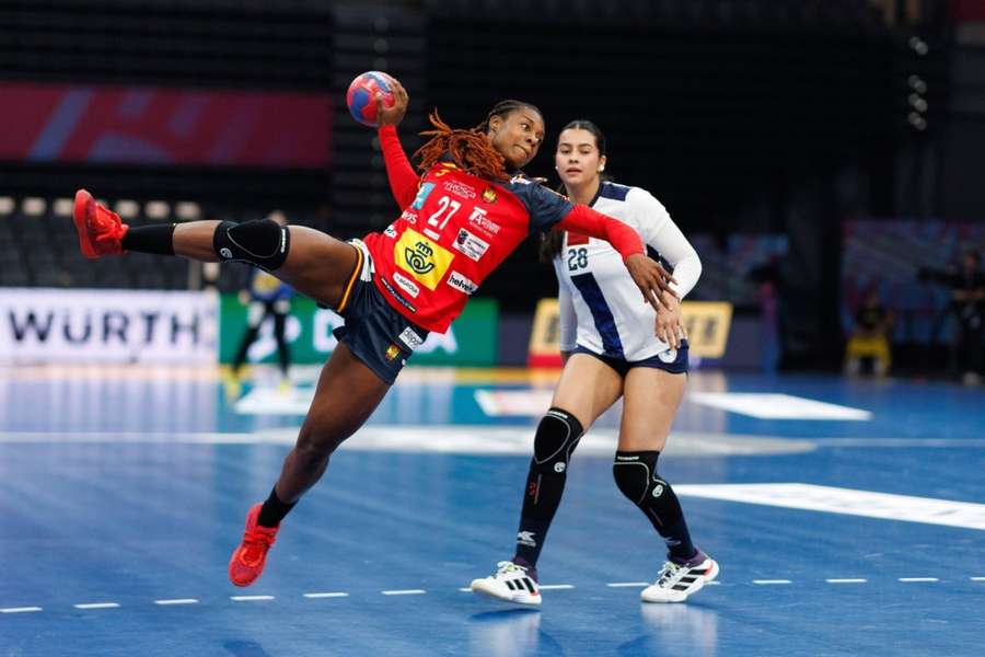 Danila So Delgado lanza a portería ante Milagros Samaniego Danila So Delgado lanza a portería ante Milagros Samaniego