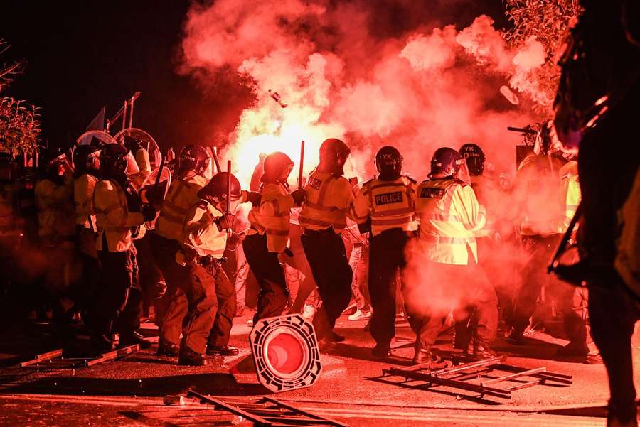 46 personer sigtet efter voldsomme sammenstød mellem polske fans og engelsk politi
