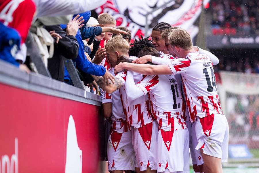 Spieler von Aalborg BK feiern zusammen mit ihren Fans.