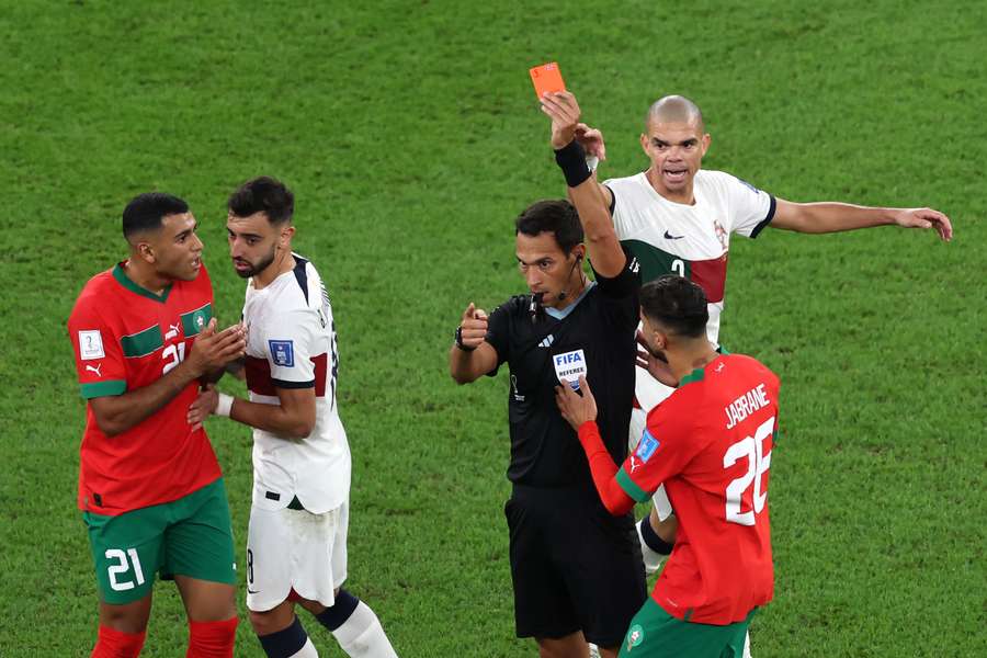 Qatar 2022: Facundo Tello mostra il cartellino rosso a Walid Cheddira Qatar 2022: Facundo Tello mostra il cartellino rosso a Walid Cheddira