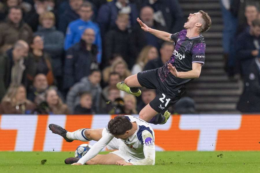 Faulovaný David Douděra během zápasu na Tottenhamu. Faulovaný David Douděra během zápasu na Tottenhamu.