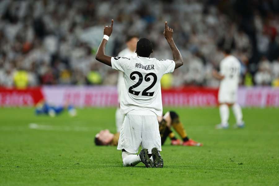 Antonio Rüdiger (M.) ist gegen Arsenal einsatzbereit