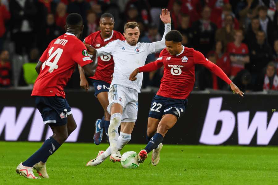 Zľava Samuel Umtiti (Lille), Bafodé Diakité (Lille), Aleksandar Čavrič (Slovan) a Tiago Santos (Lille) bojujú o loptu.