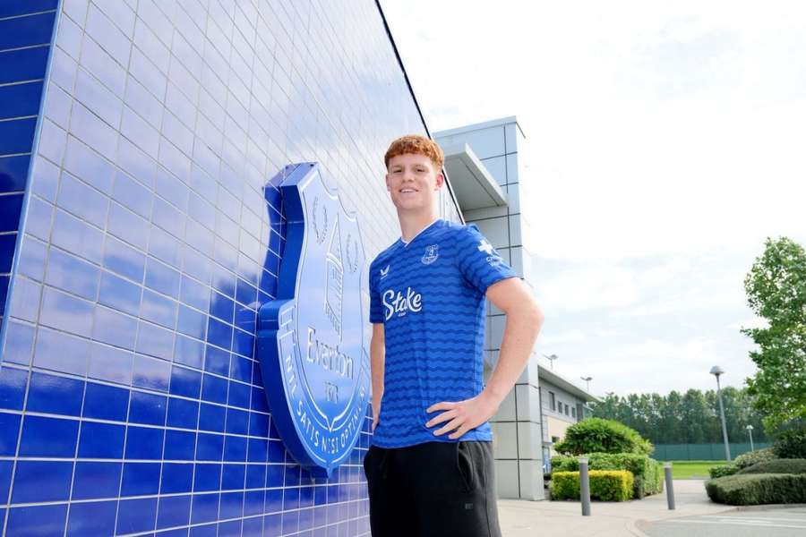 Everton pair Davis, Loney proud signing new contracts
