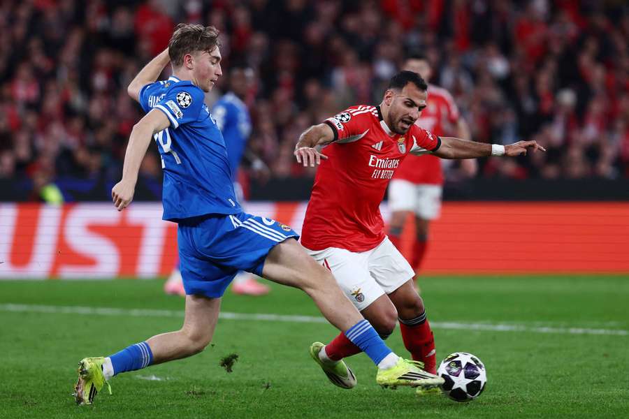 Huijsen disputa a bola com Pavlidis Huijsen disputa a bola com Pavlidis