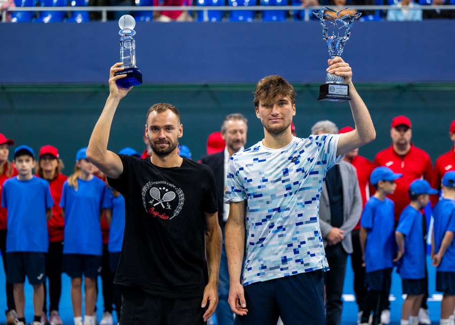 Obaja finalisti zapózovali s trofejami.