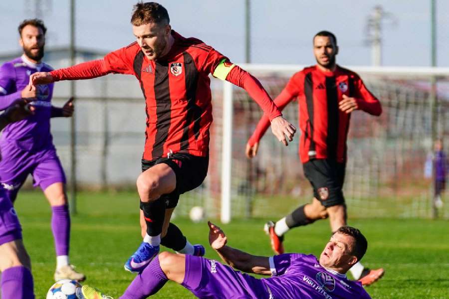 FC Argeş a fost învinsă de Gaziantep FK, cu scorul de 1-2, în cel de-al doilea amical pentru ”vulturi” în stagiul de pregătire din Antalya FC Argeş a fost învinsă de Gaziantep FK, cu scorul de 1-2, în cel de-al doilea amical pentru ”vulturi” în stagiul de pregătire din Antalya
