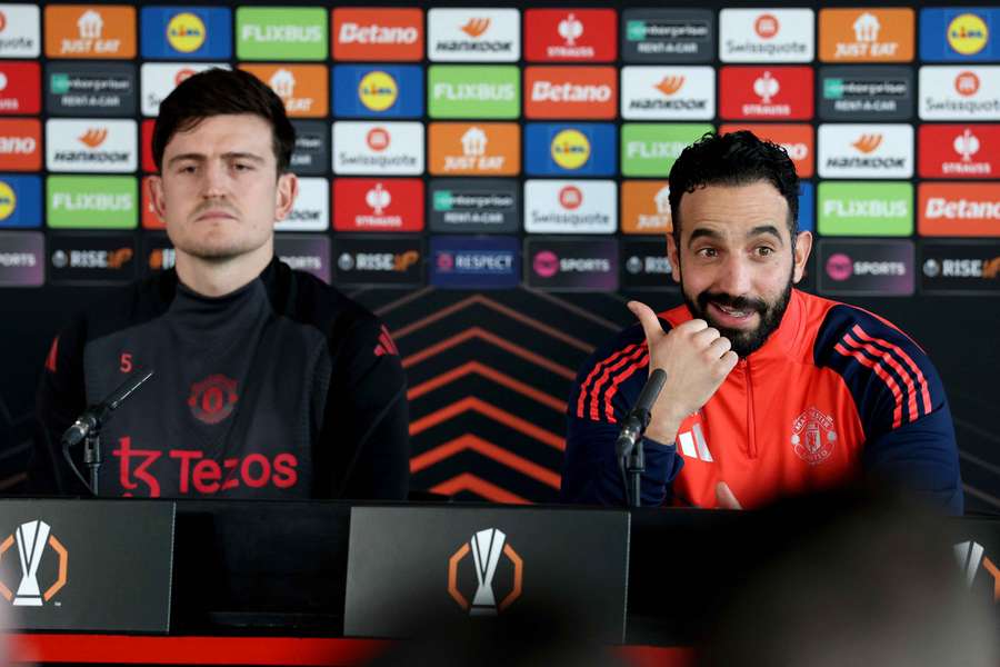 Ruben Amorim com Maguire numa conferência de imprensa