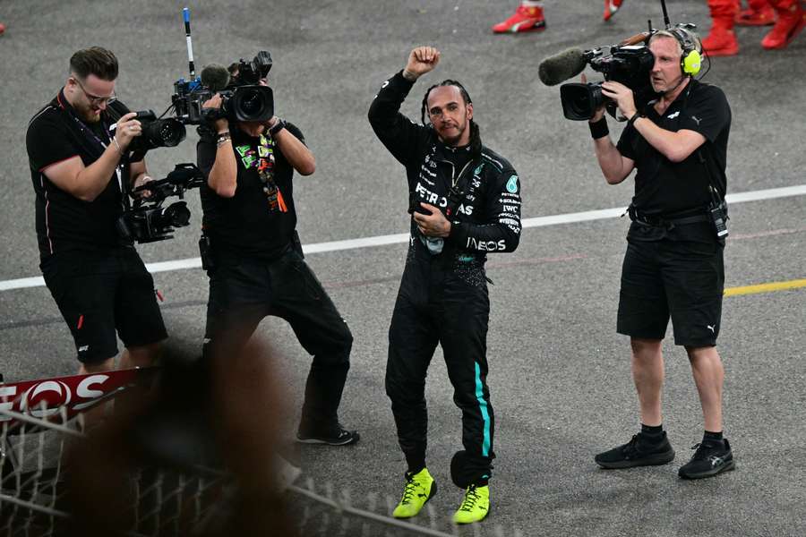 Hamiltonova rozlúčka so stajňou Mercedes.