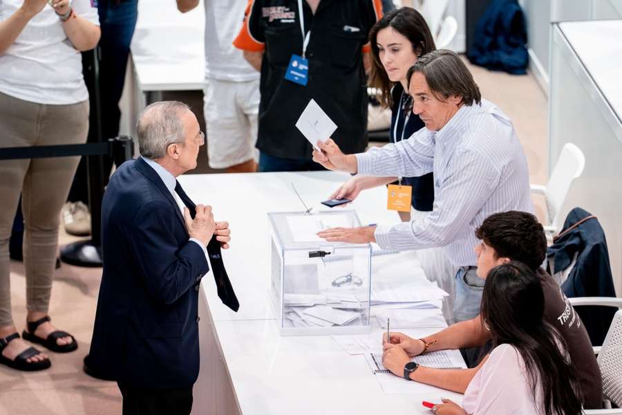 Florentino Pérez, en el momento en el que ha ido a votar Florentino Pérez, en el momento en el que ha ido a votar
