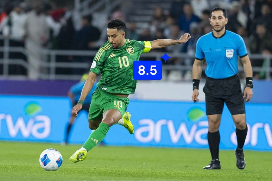 Salem Al Dawsari se prepara para su temido disparo.