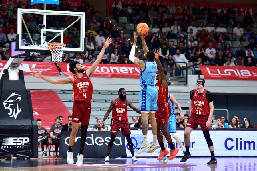 Stan Okoye lanza a canasta ante varios jugadores del UCAM Murcia