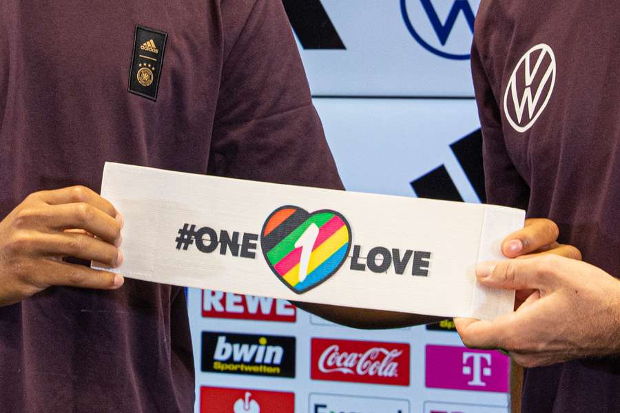 Wenn Homosexualität in den letzten Jahren im Fußball Thema war, dann meistens sehr kontrovers.