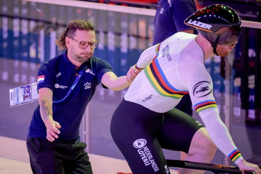 Rene Wolff (links) met Roy van den Berg na de teamsprint in München