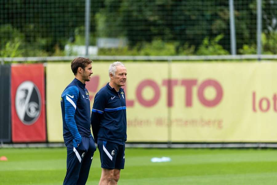 Mit seinem Vorgänger Christian Streich hat Freiburgs neuer Trainer Julian Schuster jahrelang Seite an Seite gearbeitet.