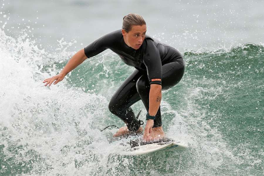 A surfista Yolanda Hopkins durante um treino na praia de Santa Cruz