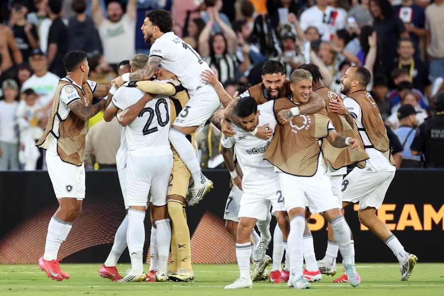 Jogadores do Botafogo celebram vitória conquistada sobre o PSG
