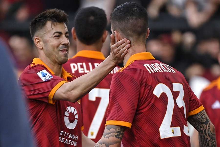 Gianluca Mancini viert de 1-0 van AS Roma met Stephan El Shaarawy